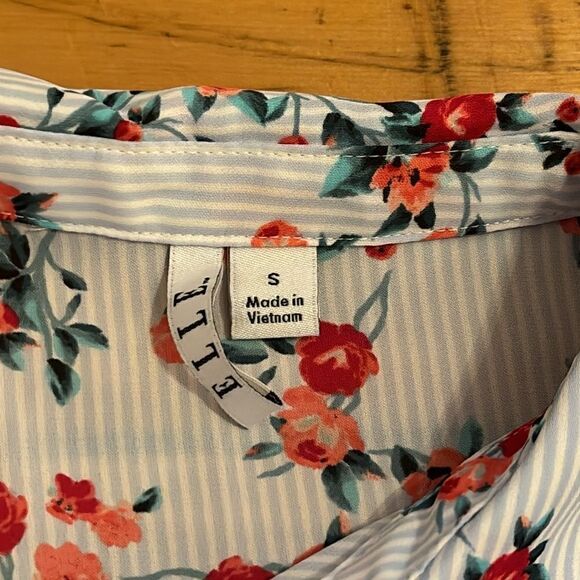 Bundle of Three Women’s Assorted Sleeveless Tank Tops and Blouses Size Small - Picture 6 of 10